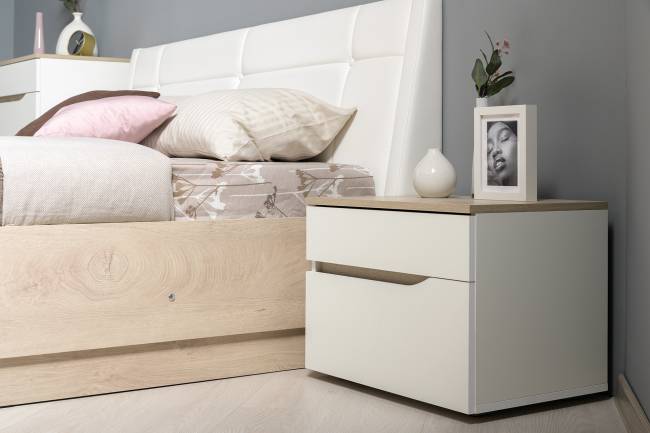 Кровать с подъёмным основанием и двумя прикроватными тумбами Муссон цвет белый/дуб эндгрейн элегантный/кожзам белый Кровать с подъёмным основанием и двумя прикроватными тумбами Муссон цвет белый/дуб эндгрейн элегантный/кожзам белый